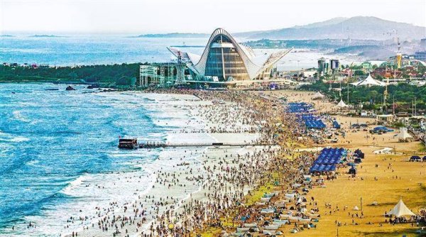 中祥网 游客在金沙滩海水浴场感受清凉